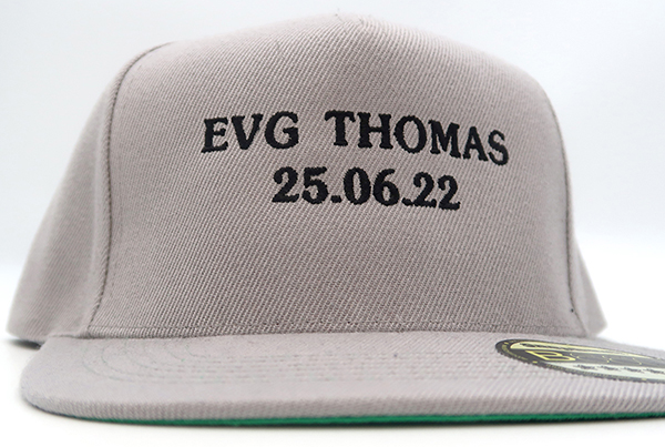 casquette brodee personnalisee lettrage